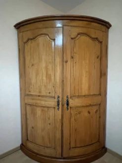 Meuble d'angle, encoignure en Mélèze, 18ème s.