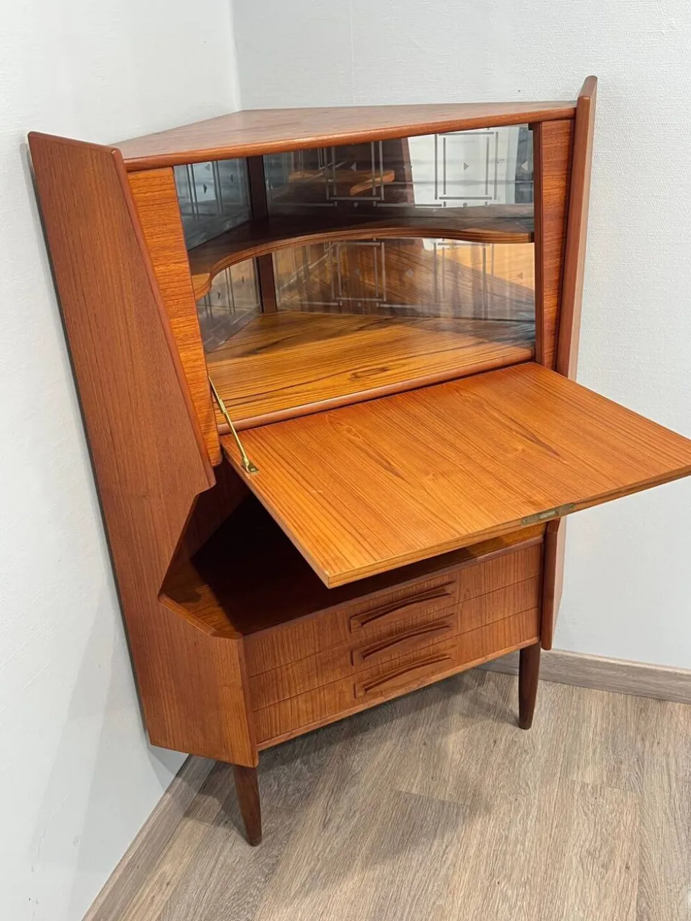 Meuble d’angle scandinave en teck design danois