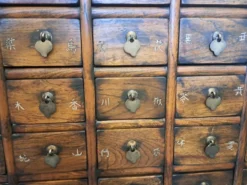 Meuble d'apothicaire chinois à 69 tiroirs