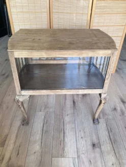 Meuble d'appoint style Louis XV abattant vitré