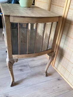Meuble d'appoint style Louis XV abattant vitré