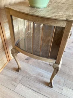 Meuble d'appoint style Louis XV abattant vitré