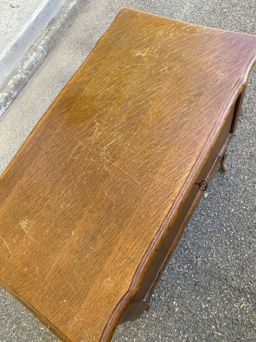 Meuble d'appoint vintage à abattant & roulettes style Louis XV