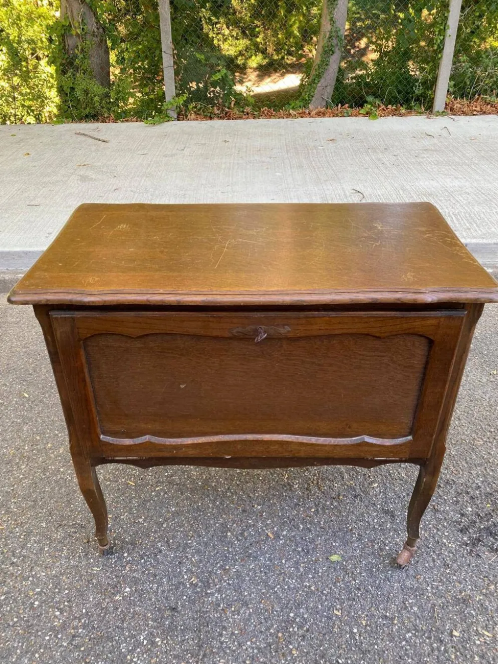 Meuble d'appoint vintage à abattant & roulettes style Louis XV