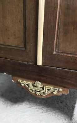 Meuble d’appui style Louis XVI en bois marqueté et laiton – fin XIXe / XX