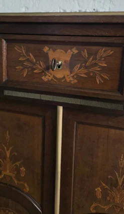 Meuble d’appui style Louis XVI en bois marqueté et laiton – fin XIXe / XX