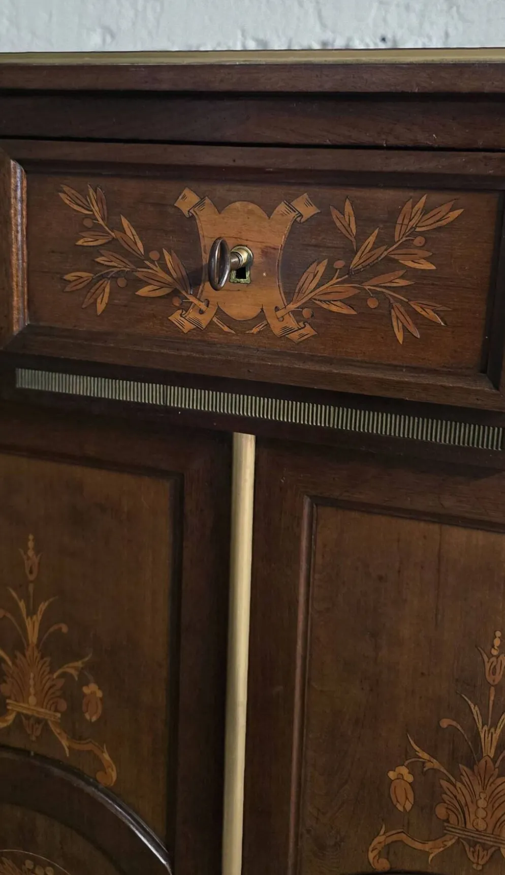 Meuble d’appui style Louis XVI en bois marqueté et laiton – fin XIXe / XX