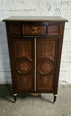 Meuble d’appui style Louis XVI en bois marqueté et laiton – fin XIXe / XX