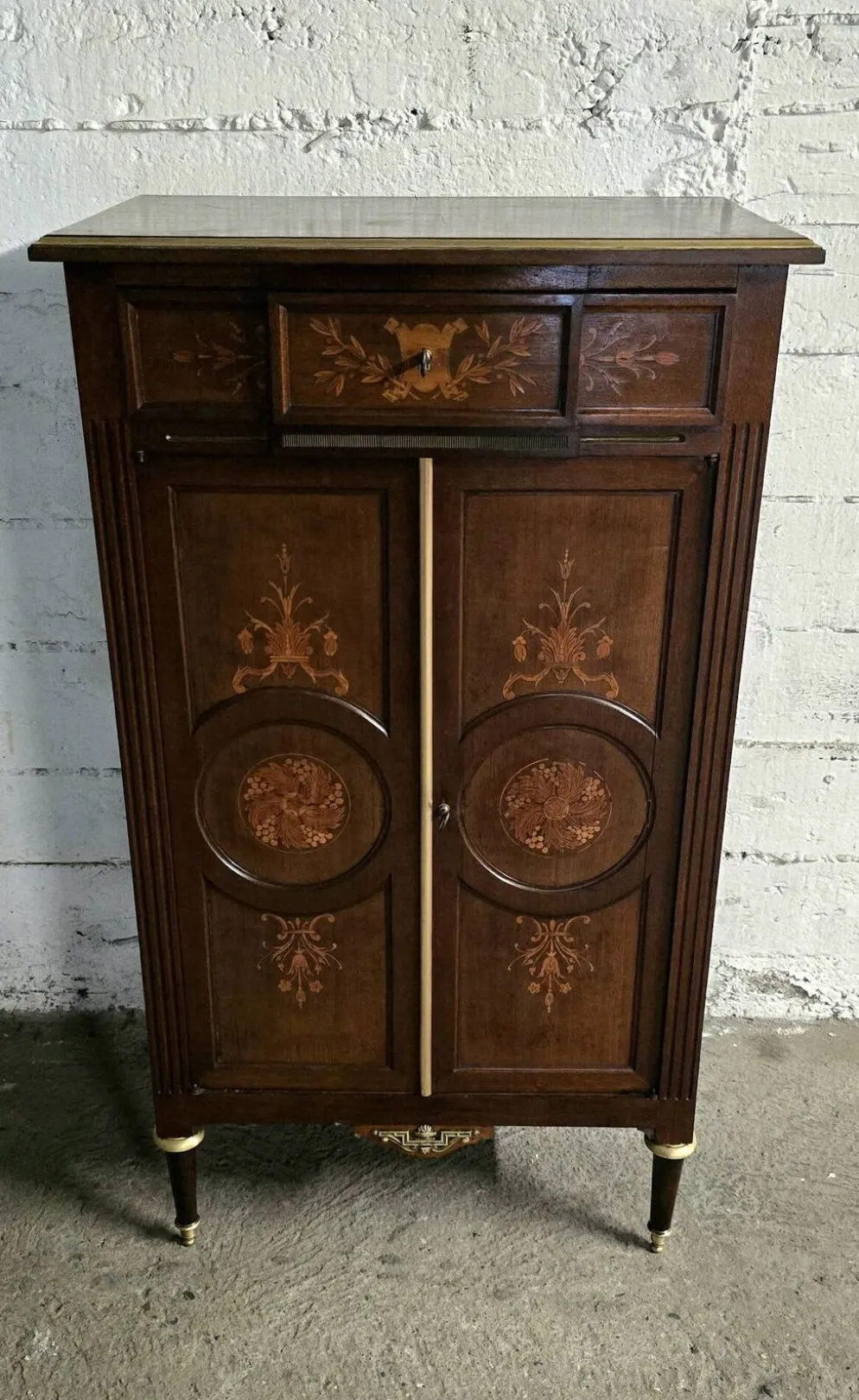 Meuble d’appui style Louis XVI en bois marqueté et laiton – fin XIXe / XX
