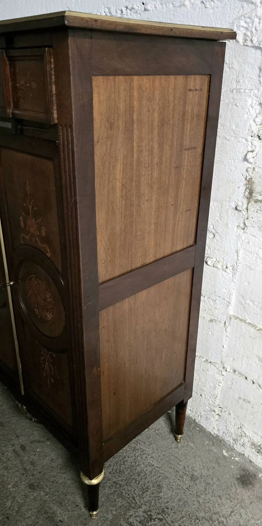 Meuble d’appui style Louis XVI en bois marqueté et laiton – fin XIXe / XX