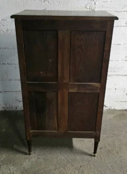 Meuble d’appui style Louis XVI en bois marqueté et laiton – fin XIXe / XX