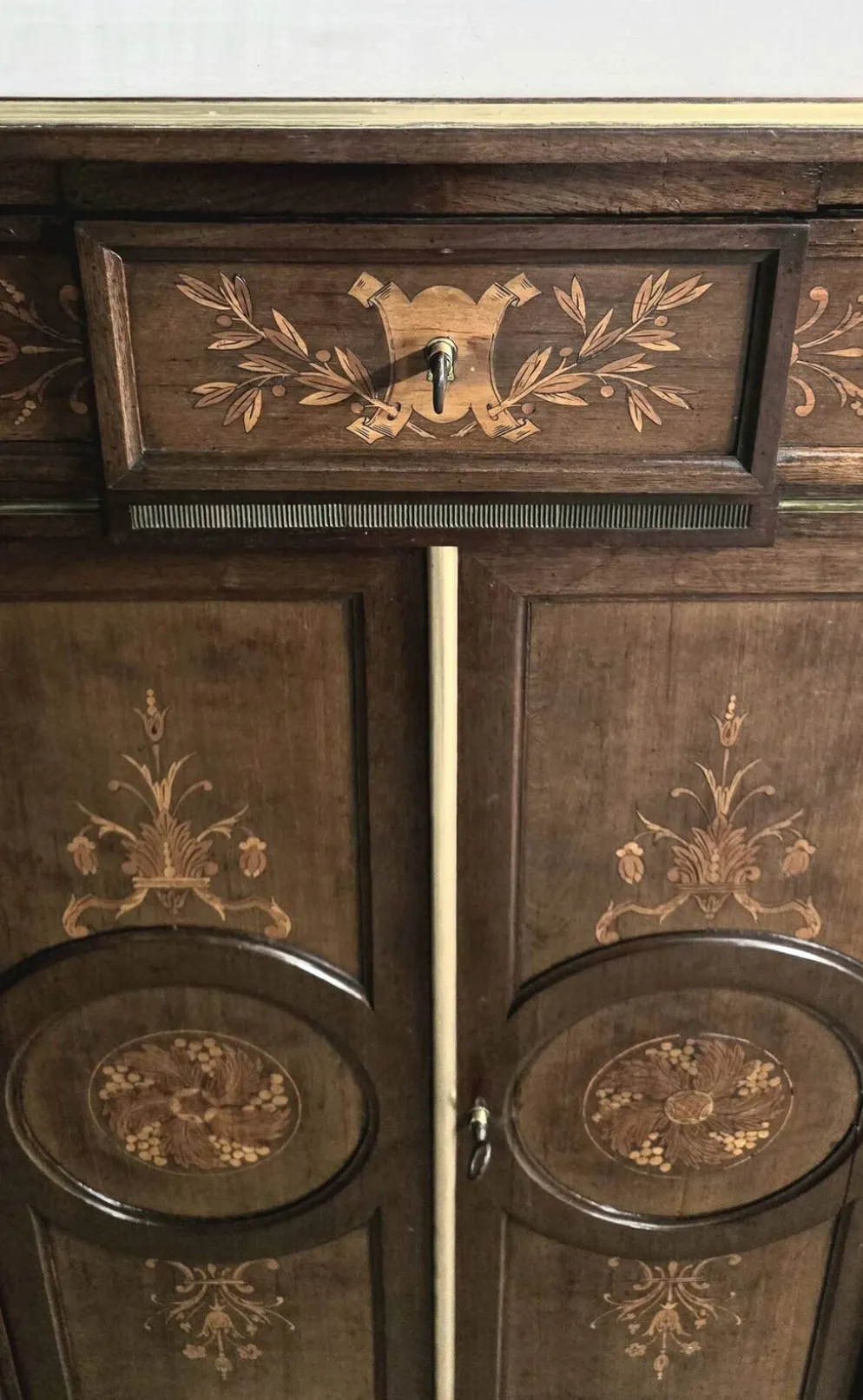 Meuble d’appui style Louis XVI en bois marqueté et laiton – fin XIXe / XX