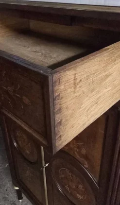 Meuble d’appui style Louis XVI en bois marqueté et laiton – fin XIXe / XX