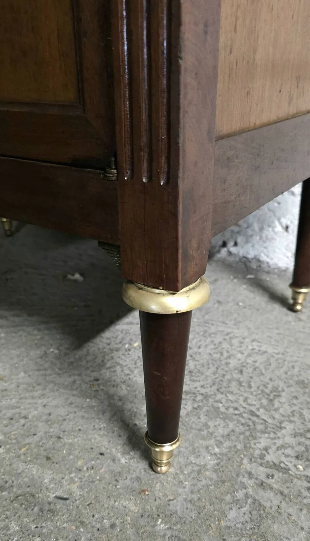 Meuble d’appui style Louis XVI en bois marqueté et laiton – fin XIXe / XX