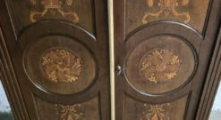 Meuble d’appui style Louis XVI en bois marqueté et laiton – fin XIXe / XX