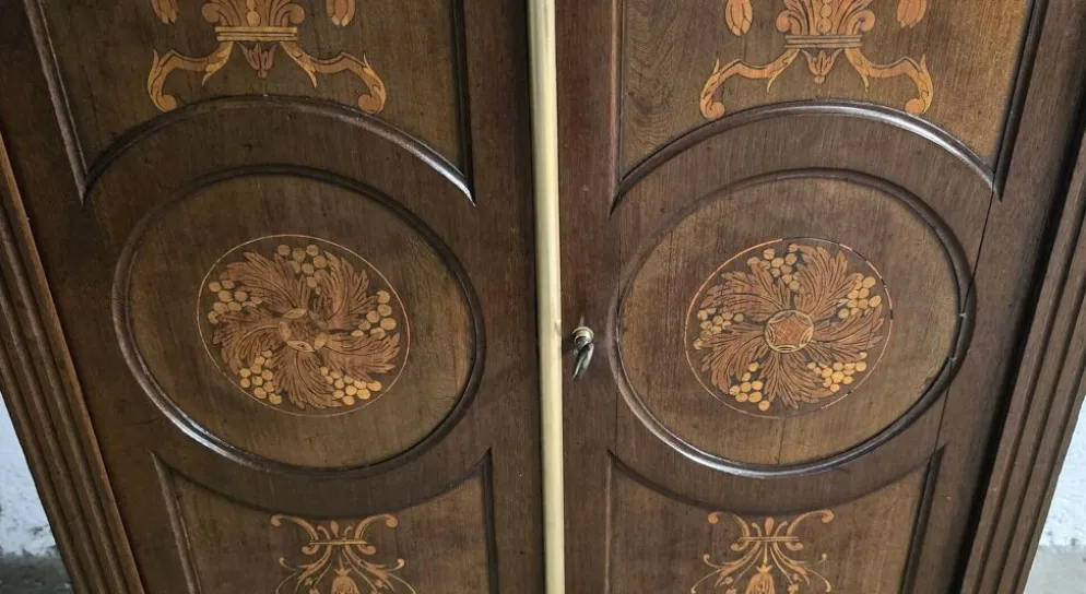 Meuble d’appui style Louis XVI en bois marqueté et laiton – fin XIXe / XX