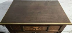 Meuble d’appui style Louis XVI en bois marqueté et laiton – fin XIXe / XX