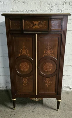 Meuble d’appui style Louis XVI en bois marqueté et laiton – fin XIXe / XX