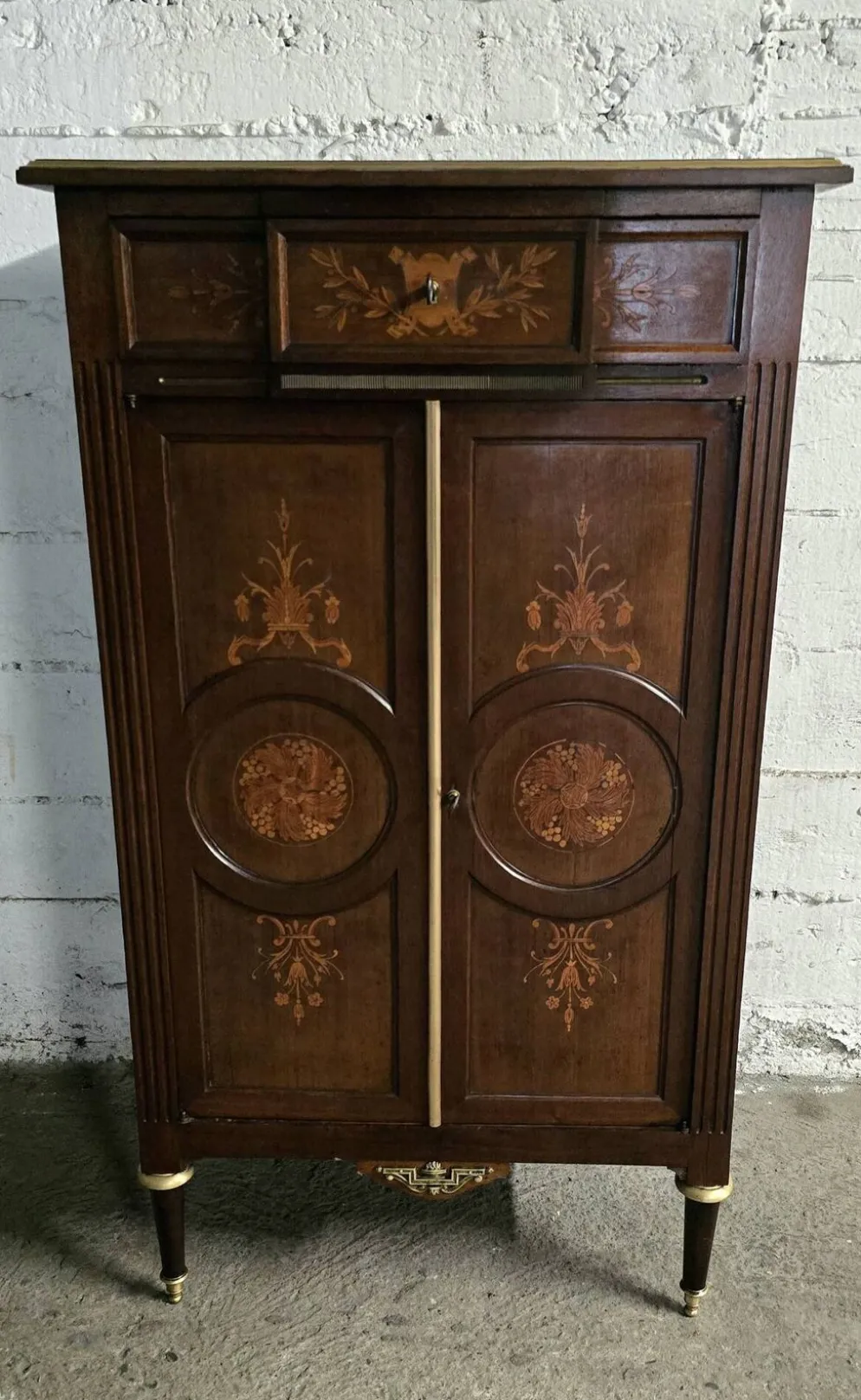 Meuble d’appui style Louis XVI en bois marqueté et laiton – fin XIXe / XX