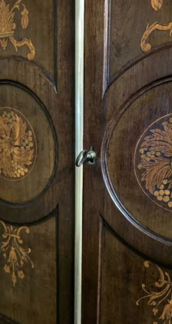Meuble d’appui style Louis XVI en bois marqueté et laiton – fin XIXe / XX