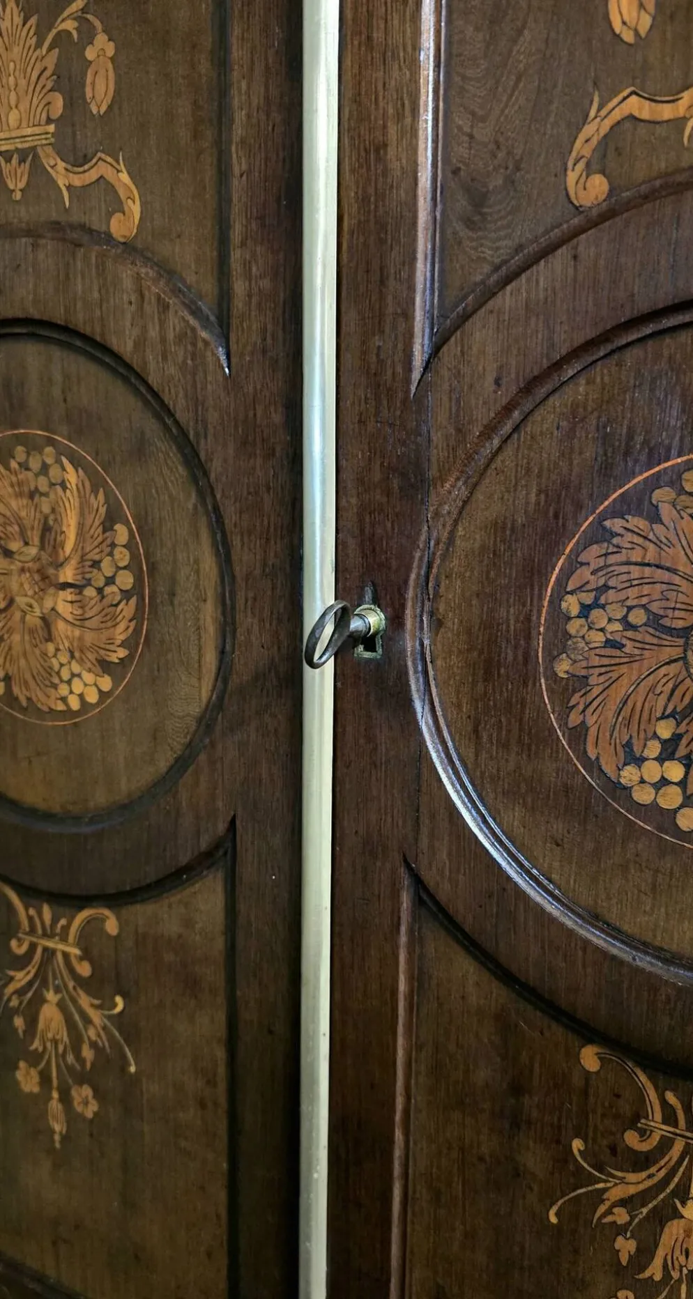 Meuble d’appui style Louis XVI en bois marqueté et laiton – fin XIXe / XX