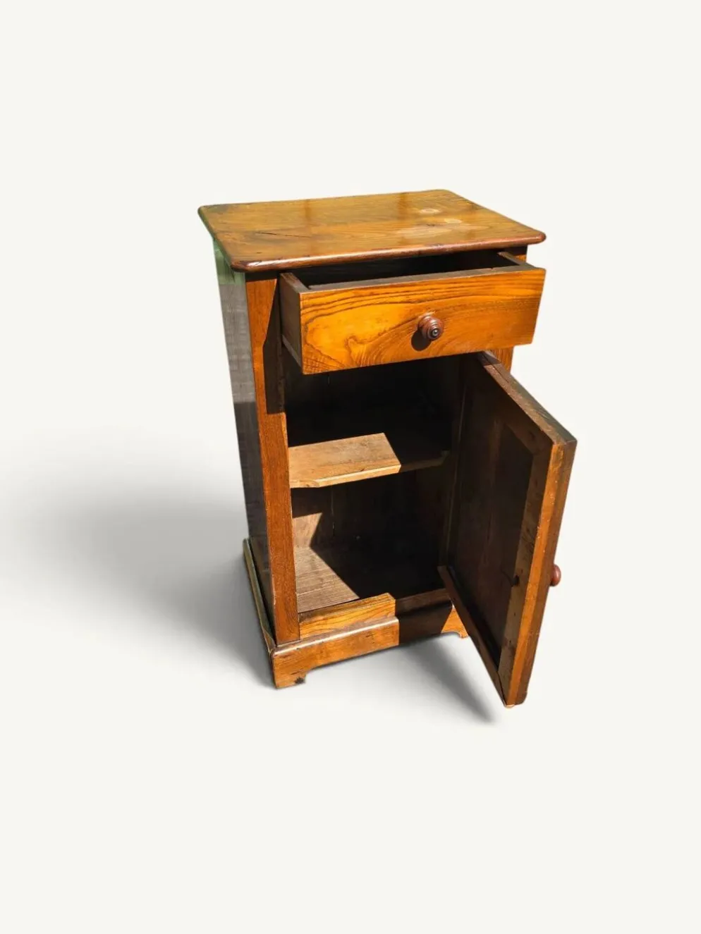 Meuble de chevet rustique ancien en bois massif