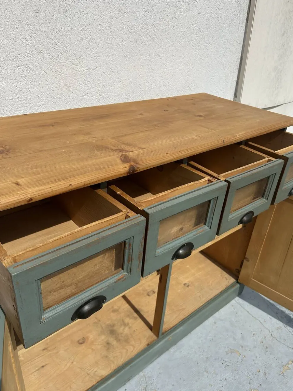 Meuble de comptoir ancien à tiroirs porte-étiquettes – patine vert-de-