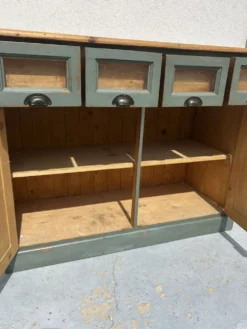 Meuble de comptoir ancien à tiroirs porte-étiquettes – patine vert-de-