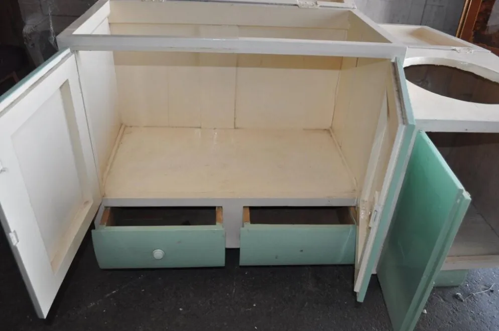 Meuble de lavabo Art Déco bois vert et blanc avec plateau verre, rangement années 1930