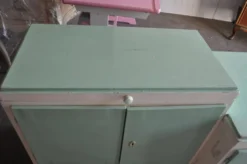 Meuble de lavabo Art Déco bois vert et blanc avec plateau verre, rangement années 1930