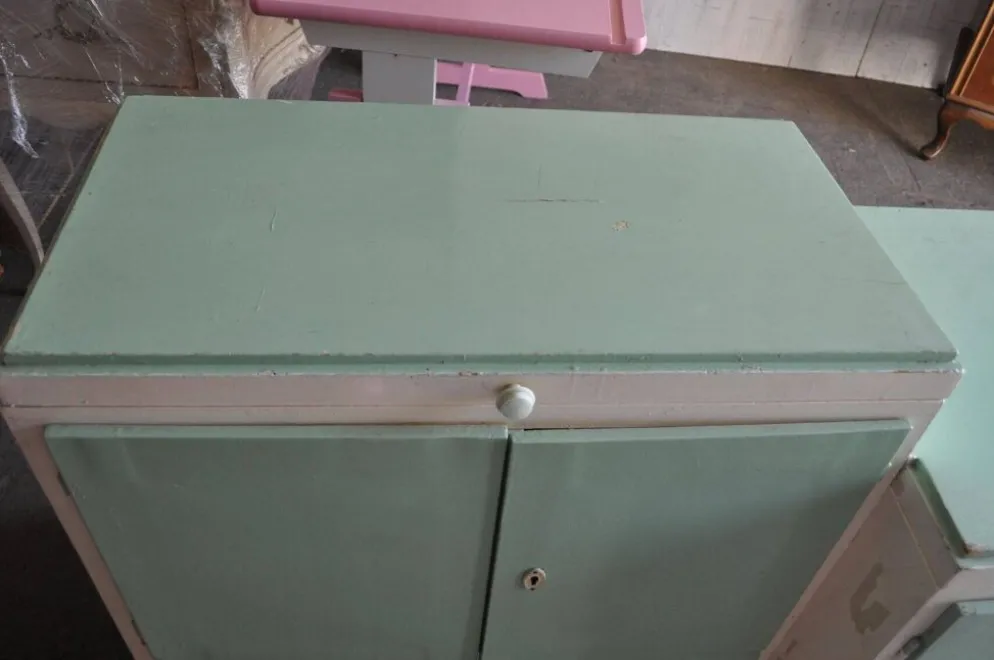 Meuble de lavabo Art Déco bois vert et blanc avec plateau verre, rangement années 1930