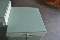 Meuble de lavabo Art Déco bois vert et blanc avec plateau verre, rangement années 1930