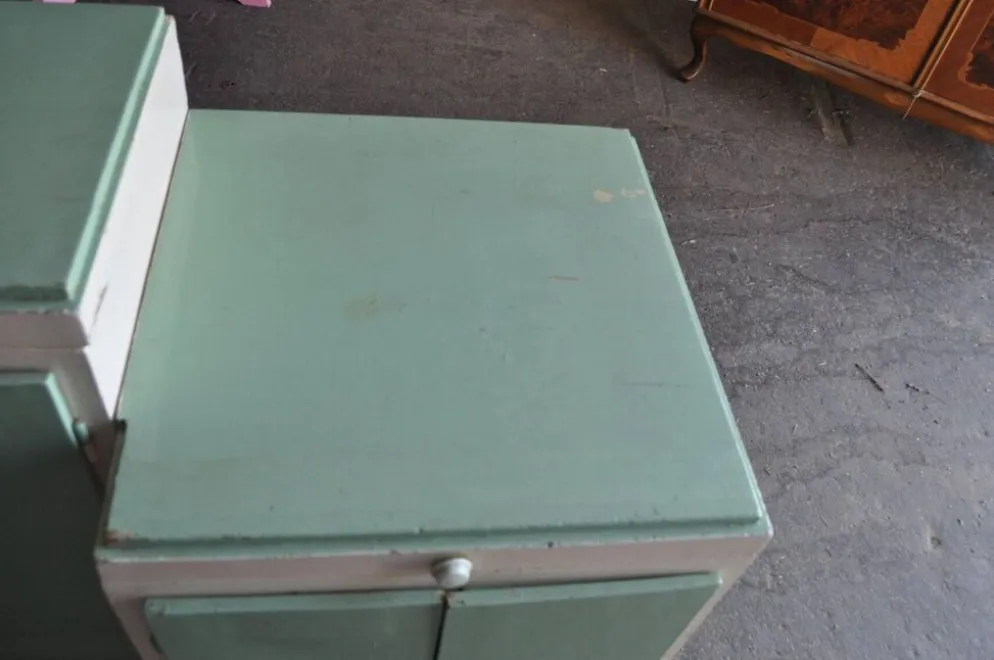 Meuble de lavabo Art Déco bois vert et blanc avec plateau verre, rangement années 1930
