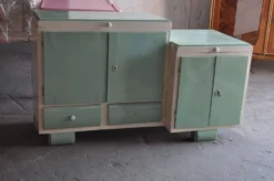 Meuble de lavabo Art Déco bois vert et blanc avec plateau verre, rangement années 1930