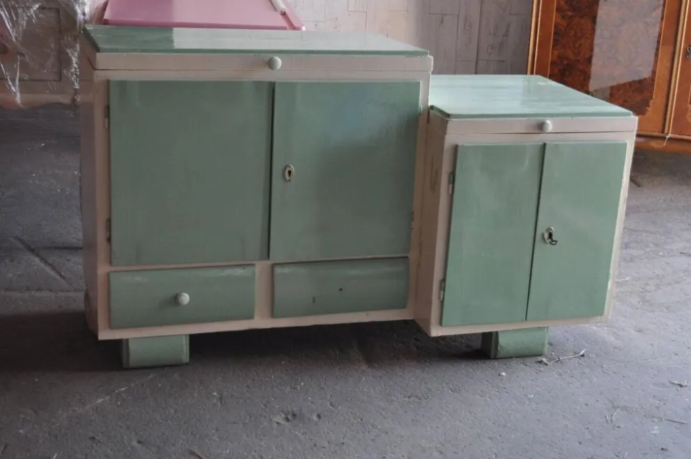 Meuble de lavabo Art Déco bois vert et blanc avec plateau verre, rangement années 1930