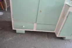 Meuble de lavabo Art Déco bois vert et blanc avec plateau verre, rangement années 1930