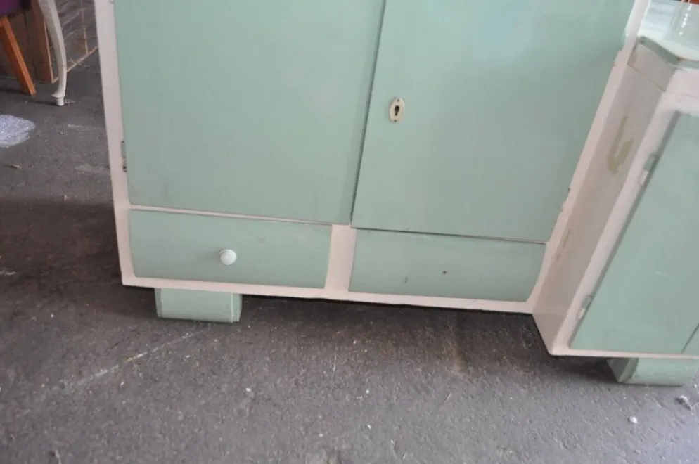 Meuble de lavabo Art Déco bois vert et blanc avec plateau verre, rangement années 1930