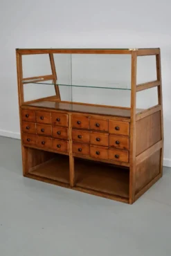 Meuble de mercerie ou comptoir de magasin espagnol ancien en hêtre et chêne, années 1950