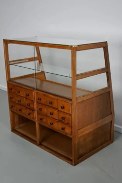 Meuble de mercerie ou comptoir de magasin espagnol ancien en hêtre et chêne, années 1950