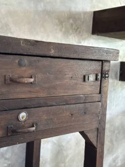 Meuble de métier ancien indonésien en teck à deux tiroirs et entretoise H89