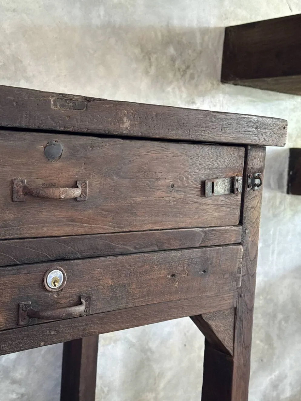 Meuble de métier ancien indonésien en teck à deux tiroirs et entretoise H89