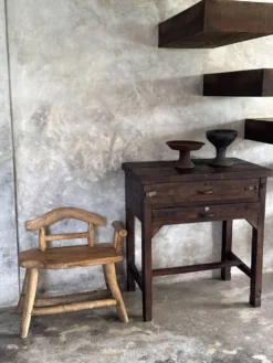 Meuble de métier ancien indonésien en teck à deux tiroirs et entretoise H89