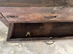 Meuble de métier ancien indonésien en teck à deux tiroirs et entretoise H89