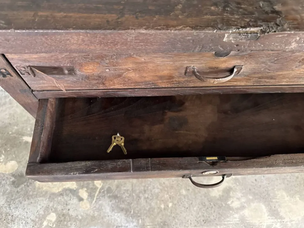 Meuble de métier ancien indonésien en teck à deux tiroirs et entretoise H89