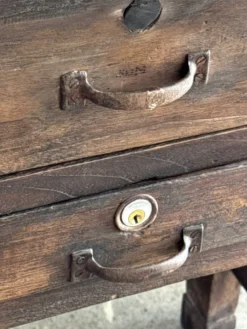 Meuble de métier ancien indonésien en teck à deux tiroirs et entretoise H89