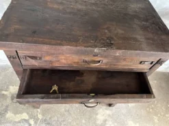 Meuble de métier ancien indonésien en teck à deux tiroirs et entretoise H89