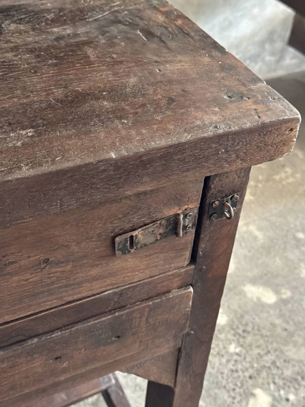 Meuble de métier ancien indonésien en teck à deux tiroirs et entretoise H89