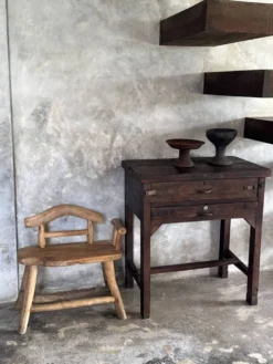 Meuble de métier ancien indonésien en teck à deux tiroirs et entretoise H89