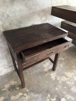 Meuble de métier ancien indonésien en teck à deux tiroirs et entretoise H89