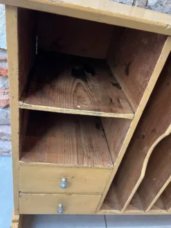 Meuble de métier à casier de tri et tiroirs
